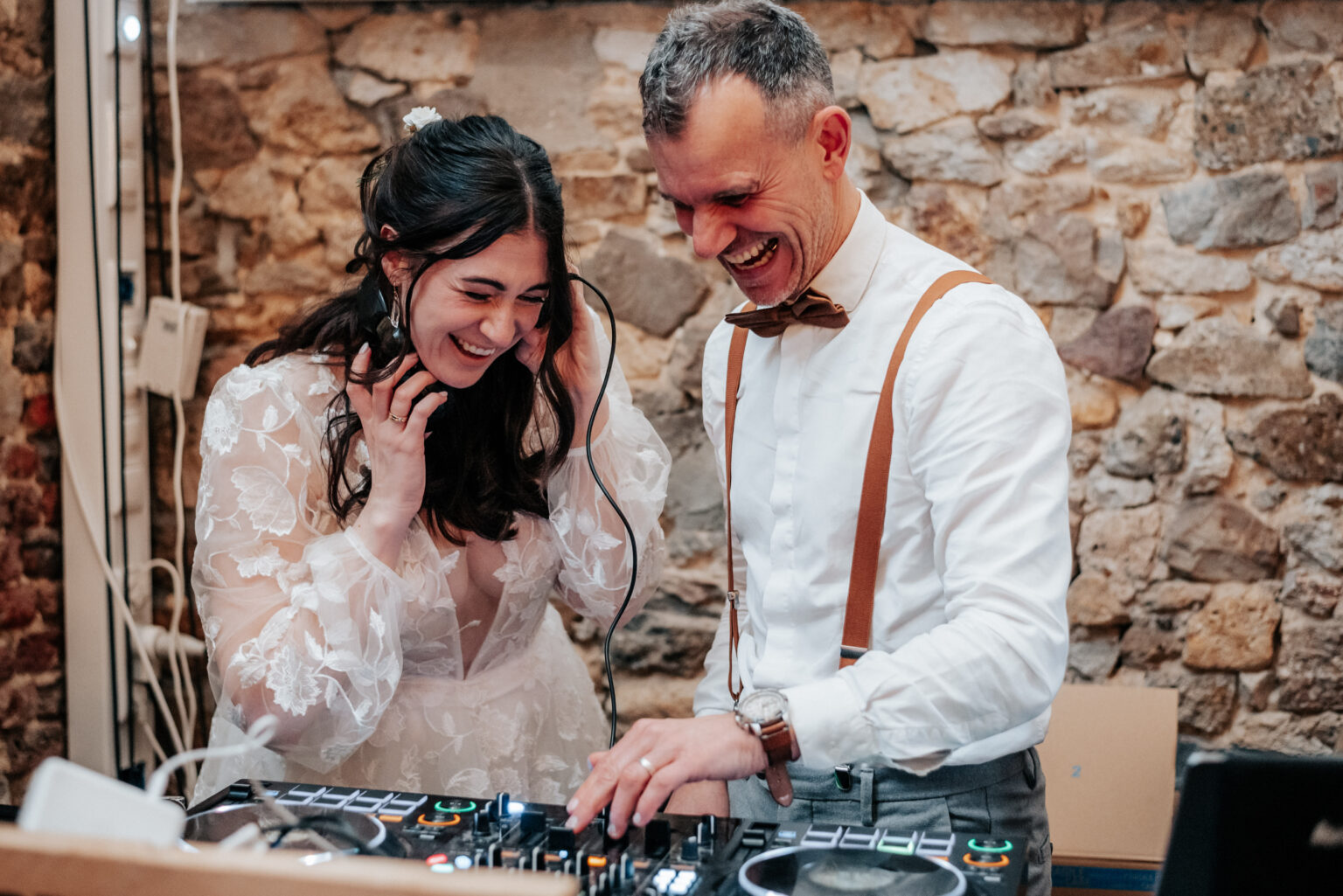 Hochzeits-DJ-Ralf-Esser-glückliche-Braut-DJ-Pult-Aachen-Scheunentraum-Traumhochzeit-Hochzeitsparty